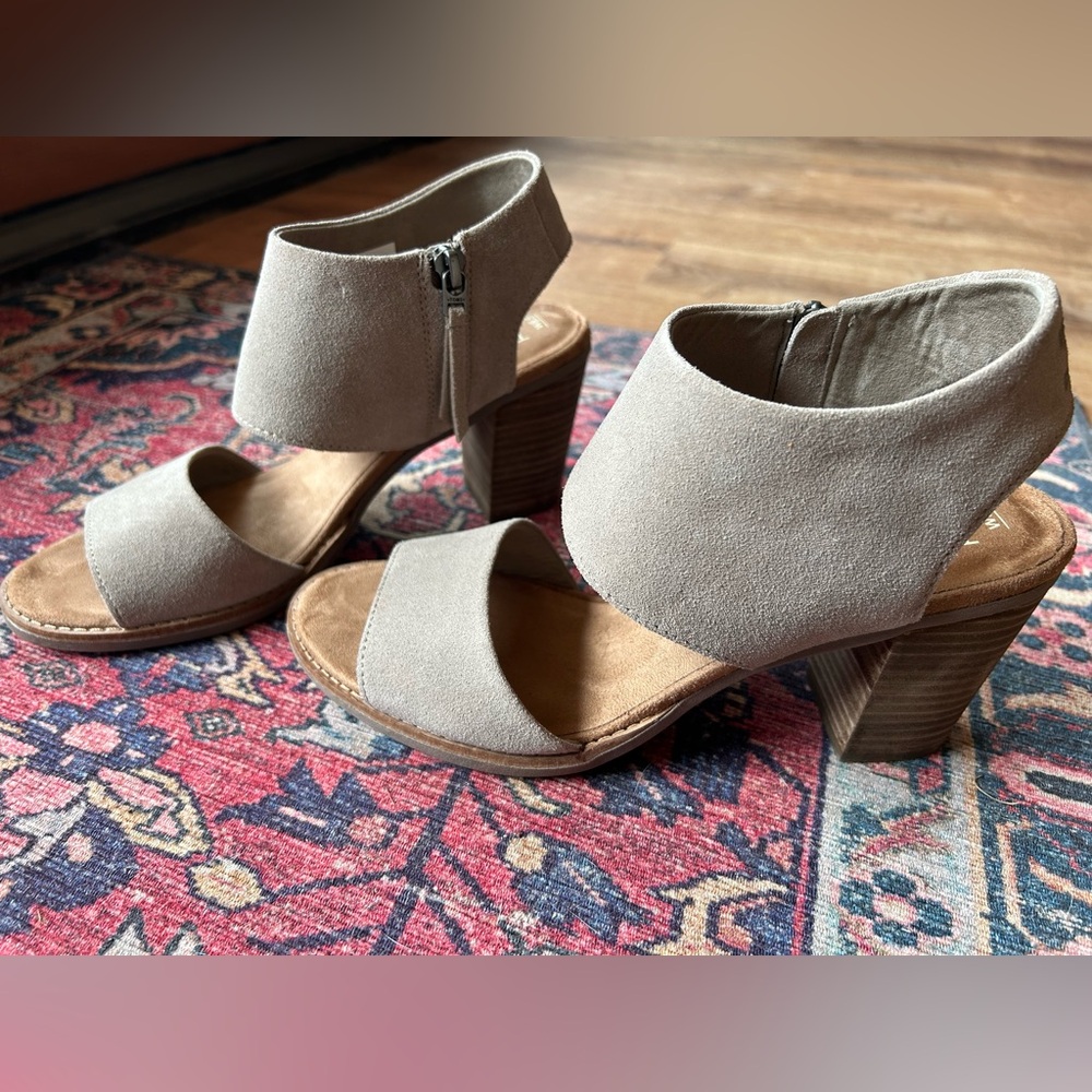 Stylish Tom’s Majorca cutout suede sandal